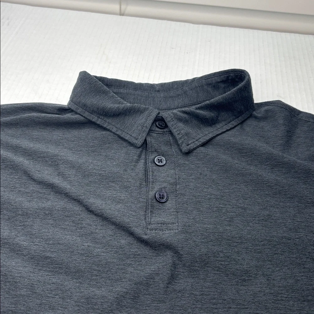 Vuori Strato tech short sleeve performance golf polo shirt, size medium - Picture 4 of 6